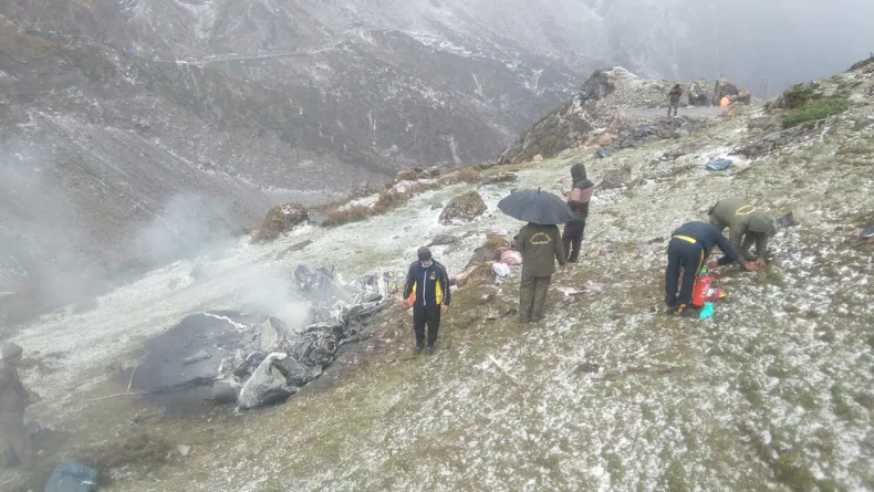 हाथों में पति का फोटो, शरीर पर सेना की वर्दी, हेलीकॉप्टर क्रैश में मारे गए पायलट की पत्नी का Video, फट जाएगा देखने वालों का कलेजा