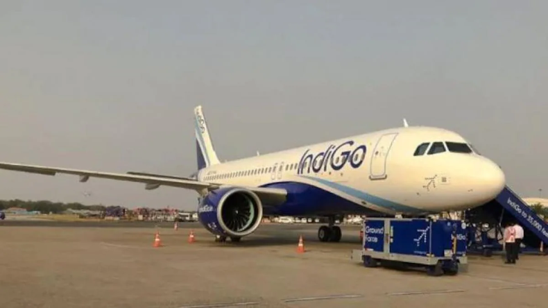Indigo Flight में बम की खबर से मचा हड़कंप, इमरजेंसी विंडो से कूदते दिखे लोग