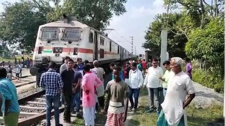 बिहार: पटना में बड़ा हादसा, गंगा में पलटी नाव, 11 लोग लापता