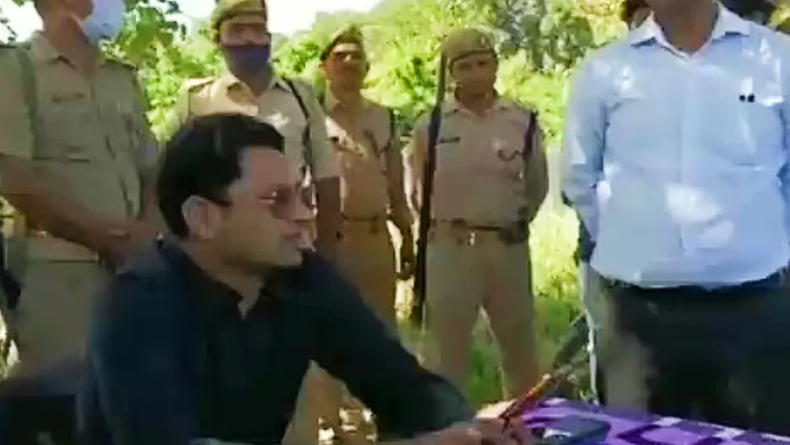 ‘जय श्री राम’ गाने की लॉन्चिंग पर Akshay Kumar ने उतारे जूते, वीडियो हुआ वायरल