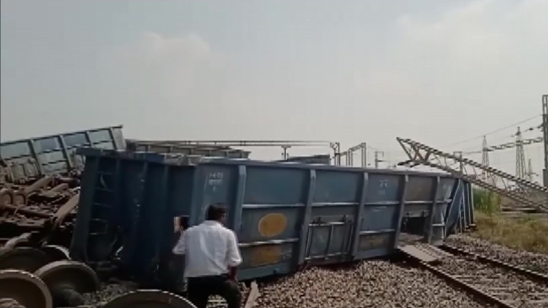 गलती से धक्का लगने पर भड़की फतेहपुर की डीएम ,जड़ दिया फरियादी को थप्पड़