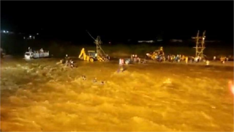 रामलीला में शामिल हुए पीएम मोदी, जलने लगे रावण के पुतले