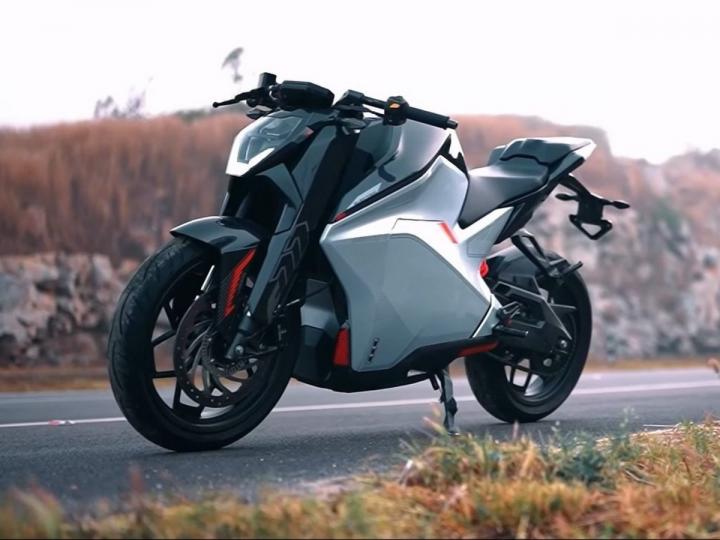 Electric Cycle: एमएस धोनी मेड-इन-इंडिया इलेक्ट्रिक साइकिल चलाते दिखें, तस्वीरें हुई वायरल