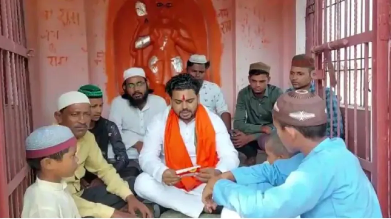 Aligarh: मंदिर में मुस्लिम युवकों ने किया हनुमान चालीसा का पाठ, केस दर्ज