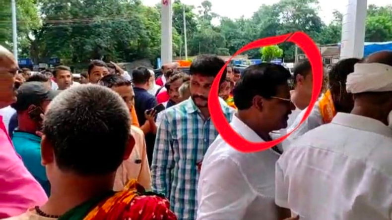 हाथपाइ के बाद चलती ट्रेन से धकेला! इस Viral Video को देख कांप जाएगी रूह