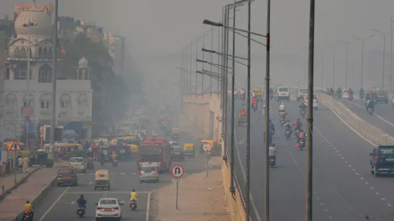 Delhi Pollution: रेड जोन में पहुंचा दिल्ली का प्रदूषण, लोगों का घुट रहा दम