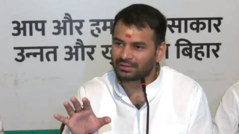 Lalu Yadav: 77 साल की उम्र में लालू यादव ने काटा 77 पाउंड का केक, गोद में दिखी तेजस्वी की बेटी