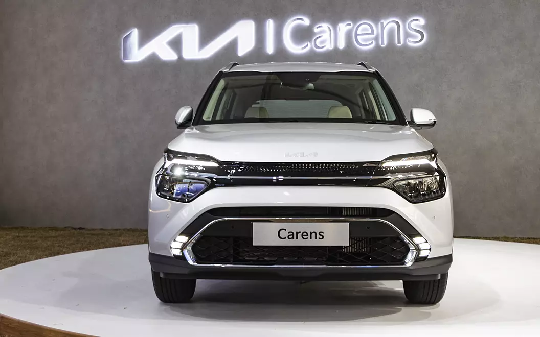 Kia की इस गाड़ी को बेहद पसंद कर रहे हैं खरीदार, Hyundai Creta को पीछे छोड़ा