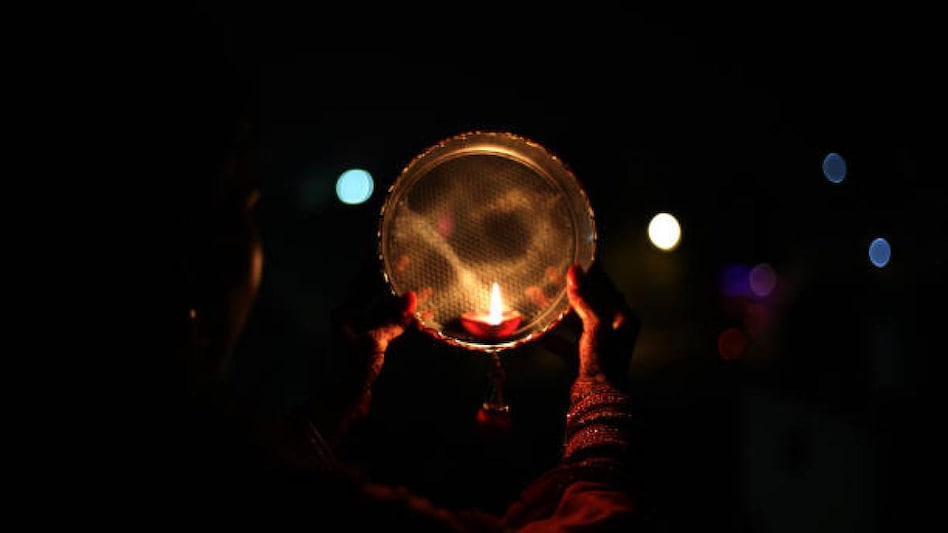 भाजपा सांसद दो पत्नियों के साथ करवा चौथ मनाकर सोशल मीडिया पर छाए