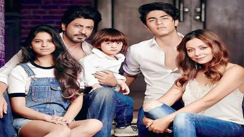 Shah Rukh Khan की बेटी का रेड सूट में दिखा बॉस लेडी अवतार, Suhana के लुक पर दिल हारे फैंस