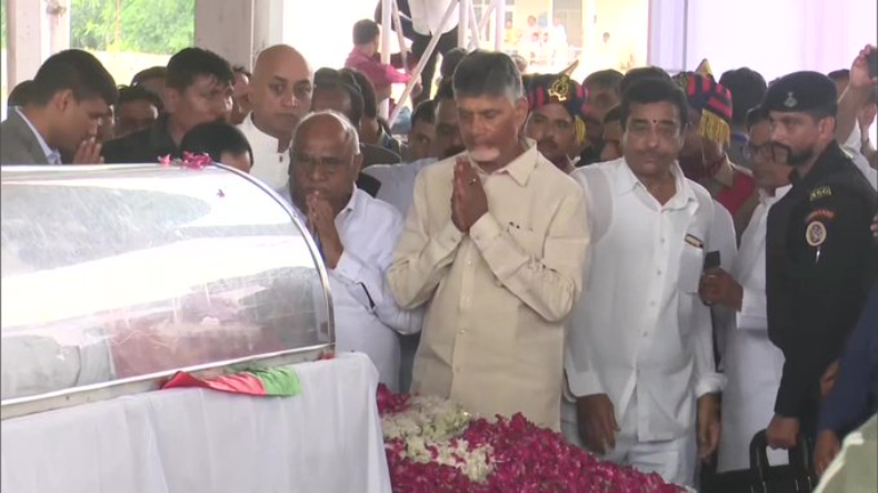 उत्तर प्रदेश: सैफई पहुंचे बिहार सीएम नीतीश कुमार, मुलायम सिंह यादव को दी श्रद्धाजंलि
