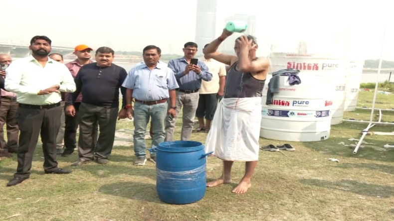 Delhi : AAP विधायक की गुंडागर्दी, सरेआम MCD अधिकारी को पीटने का वीडियो वायरल