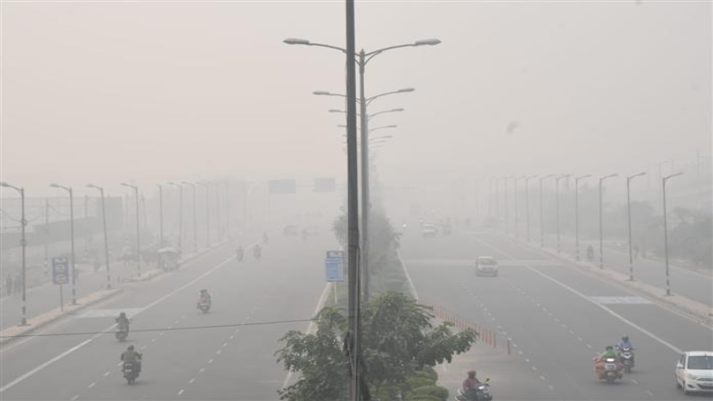 Delhi Pollution: रेड जोन में पहुंचा दिल्ली का प्रदूषण, लोगों का घुट रहा दम