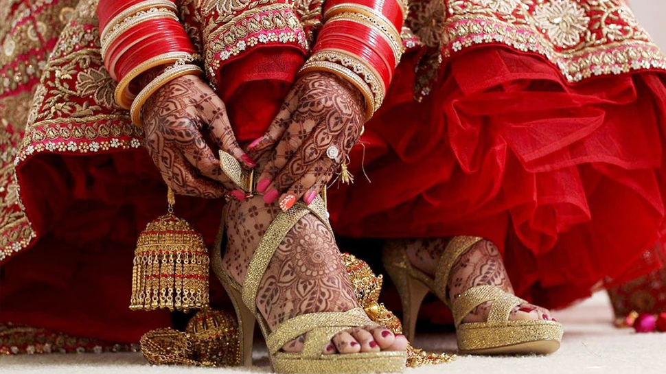 स्टेज पर ही दूल्हा-दुल्हन में हो गई लड़ाई, दुल्हन ने मार-मार कर दूल्हे को गिराया