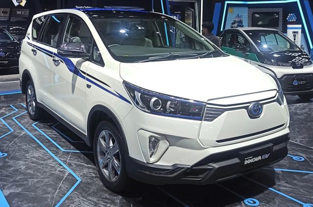 Toyota के एक फैसले से लोग हुए नाराज! गाड़ियों की बिक्री में तत्काल हुई गिरावट