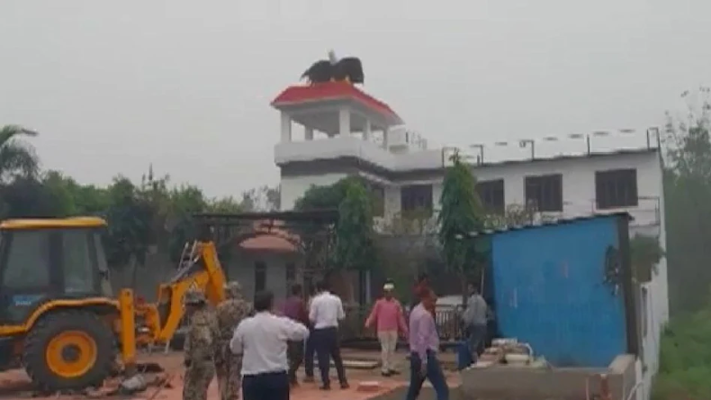 kanpur bulldozer action पर परिजनों ने की पांच करोड़ की मांग, बेटों के लिए सरकारी नौकरी पर अड़े