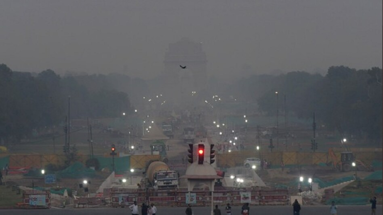 Delhi AQI Today: दिल्ली में प्रदूषण से लोग परेशान, जानें आज कहां कितना है AQI