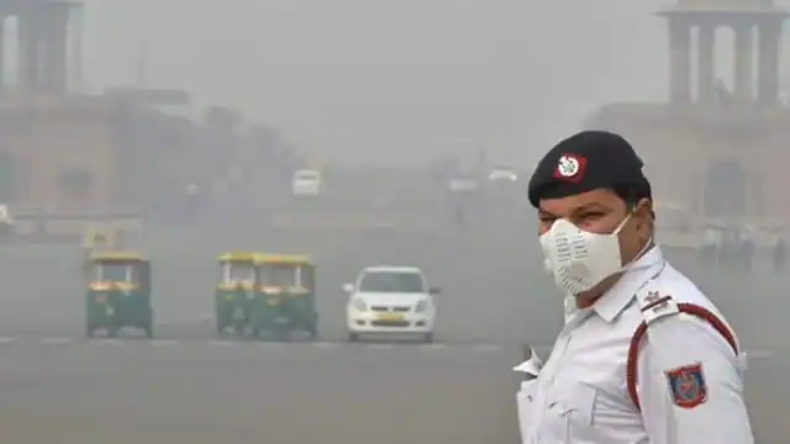 Delhi AQI Today: दिल्ली में प्रदूषण से लोग परेशान, जानें आज कहां कितना है AQI