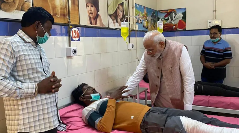 मोरबी हादसा: पीड़ितों से मिलने अस्पताल पहुंचे पीएम मोदी