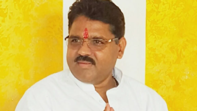 डिंपल को जिताने के लिए मैनपुरी मैदान में उतरी सपा की तीन पीढ़ियां! गैर सियासी नेता भी मांग रहे वोट