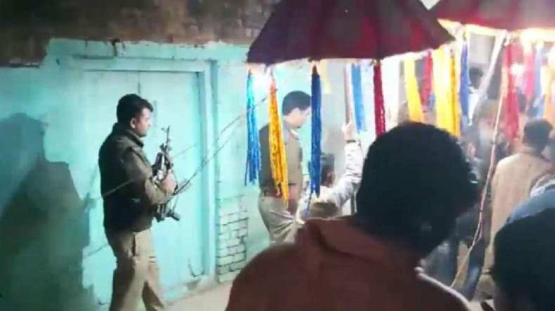 उत्तर प्रदेश: मायावती के बर्थडे पर केक की मची लूट, एक-दूसरे पर टूट पड़े समर्थक