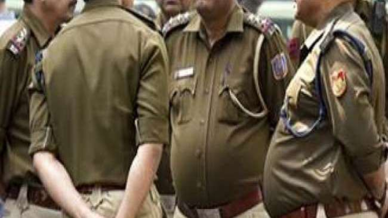 पुलिस की दबंगई! पटरी पर फेंका सब्जीवाले का तराजू, उठाते वक्त कटे दोनों पैर