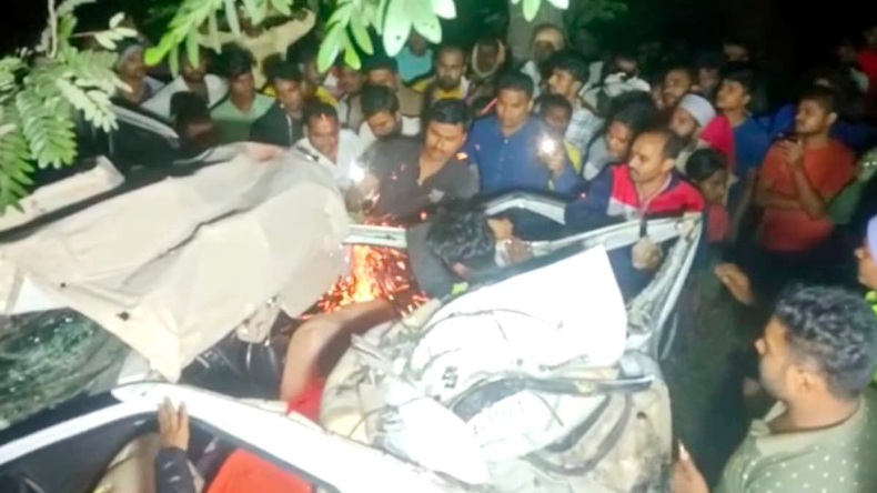 बाइक से शिरडी जा रहे दंपति की सड़क हादसे में मौत, बाल बाल बची 3 साल की मासूम