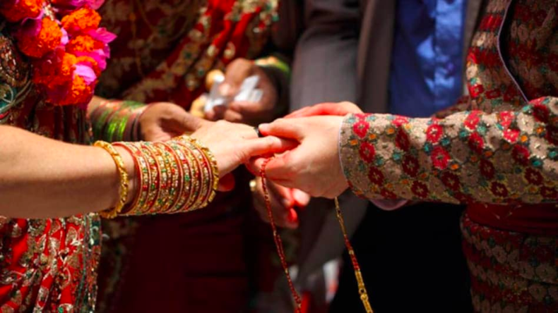 शादी के 13 साल बाद जींस पहनने वाली सहेली के साथ भागी 3 बच्चों की मां, पुलिस कर रही है तलाश