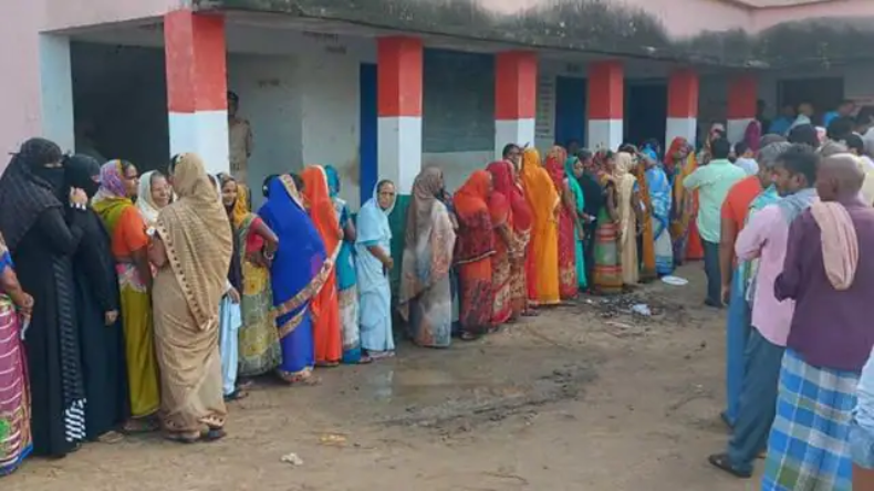 मंडी से बीजेपी प्रत्याशी कंगना रनौत ने किया नामांकन, कहा – मोदी जी ने बड़ी काशी से, मैने छोटी काशी से भरा पर्चा