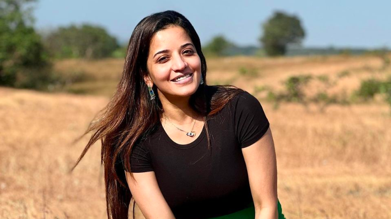 देसी लुक और कातिलाना अंदाज़…. मोनालिसा ने लहंगा-चोली पहन इंटरनेट पर लगाई आग