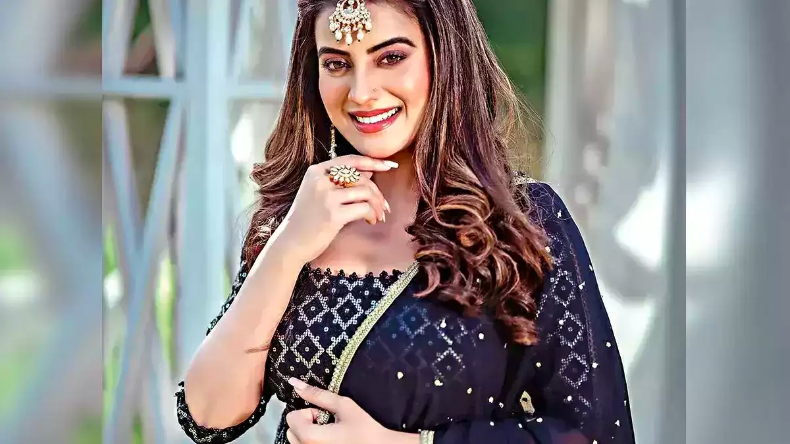 Bhojpuri : परफॉर्म कर रही थीं Akshara Singh, फेंके गए पत्थर! छोड़ा स्टेज