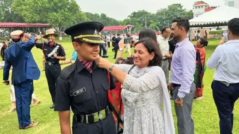 इंटरव्यू के लिए तैयार थी अदिति तभी हो गया पिता का निधन, अब बनी लेफ्टिनेंट