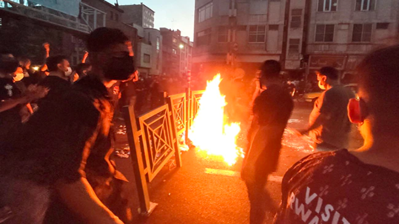 VIDEO: ईरान में नंगे होकर पुलिस की गाड़ी पर चढ़ी महिला के सिर पर सवार था खून, इंजेक्शन लगाकर हुई कंट्रोल, फिर जो हुआ…