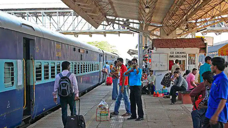 नई दिल्ली रेलवे स्टेशन पर उमड़ी भारी भीड़, ट्रेनों की लेटलतीफी से प्लेटफॉर्म 12-13 पर अफरा-तफरी