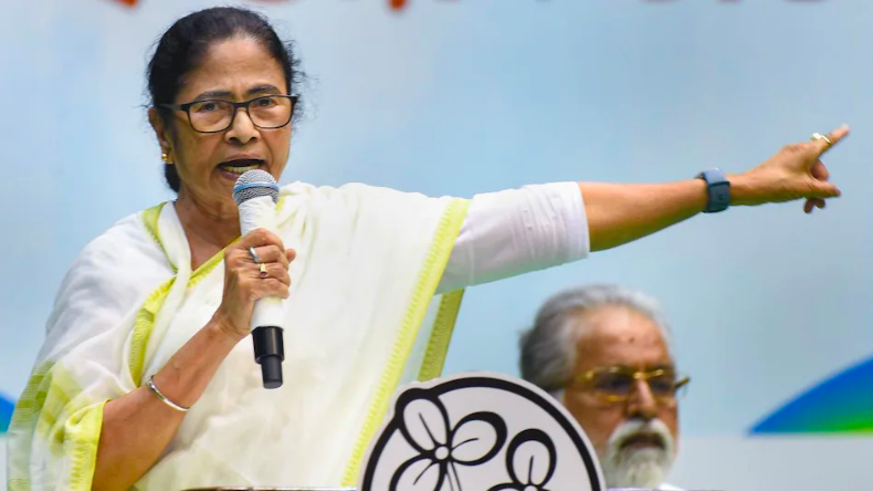 पुलिस के सामने भाजपा महिला कार्यकर्ता की TMC समर्थकों ने कर दी पिटाई