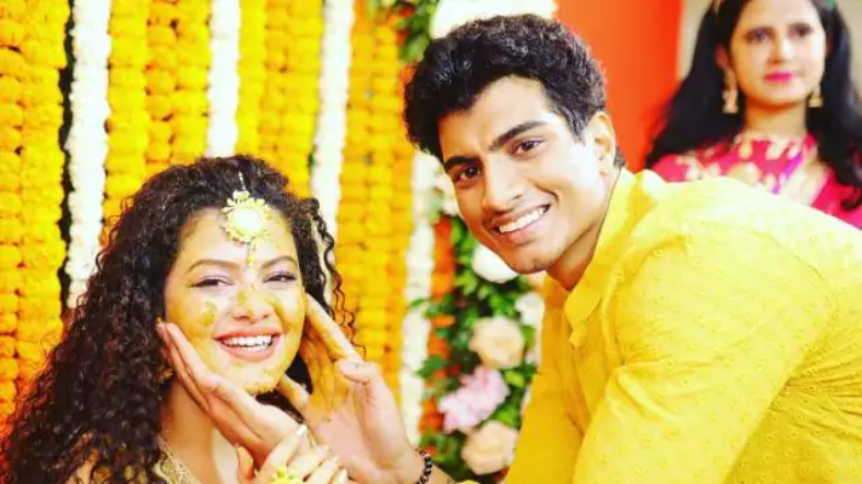 फुल ब्लैक लुक में दिखी पलक तिवारी, कार में बैठे-बैठे दिए पोज