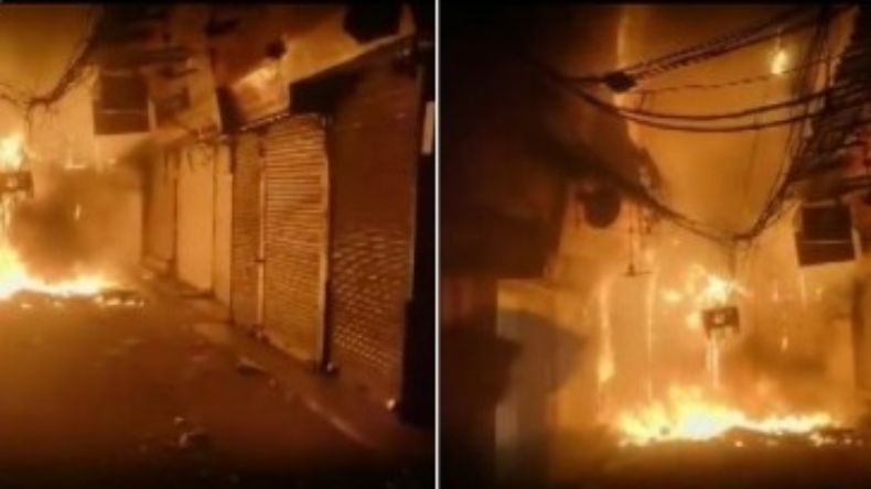 Delhi:  बदरपुर इलाके में भीषण आग, मौके पर पहुंची दमकल की 10 गाड़ियां