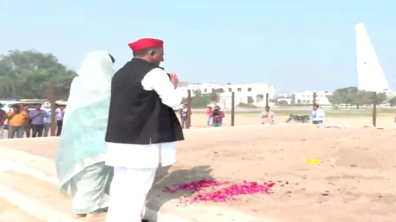 मैनपुरी उपचुनाव: सपा प्रत्याशी डिंपल ने भरा पर्चा, अखिलेश यादव रहे मौजूद