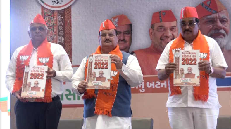 गुजरात चुनाव: केजरीवाल को कहा नमूना और आतंकवादी, मिल गया करारा जवाब