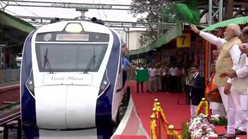 महाराष्ट्र: पीएम मोदी ने वंदे भारत एक्सप्रेस को दिखाई हरी झंडी, नागपुर और बिलासपुर के बीच चलेगी ट्रेन