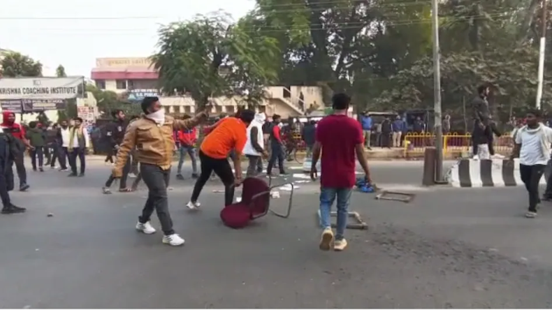 प्रयागराज: माघ मेले में पहचान छुपाकर इस्लामिक किताबें बेच रहे 3 शख्स गिरफ्तार