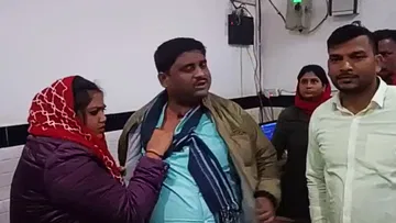 UP: प्रेमिका संग इश्क लड़ा रहा था दरोगा, बीवी ने रंगे हाथों पकड़कर कर दी पिटाई