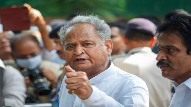 Rajasthan: बजरंग दल-VHP में काम करने वाले लफंडर हैं- सीएम गहलोत का विवादित बयान