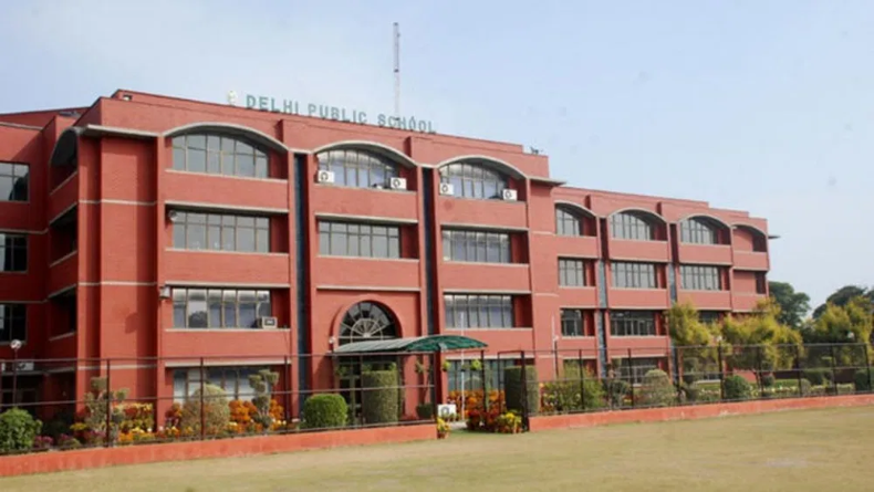 दिवाली-छठ से पहले भीड़ के सामने रेलवे सिस्टम फेल, लोगों ने लगाई क्लास