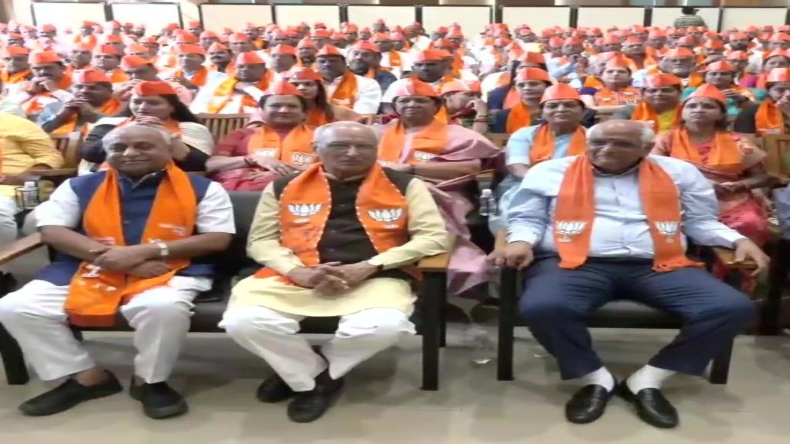 गुजरात: जूनागढ़ में दरगाह के अवैध निर्माण को लेकर विरोध, भीड़ ने पुलिस चौकी पर किया पथराव