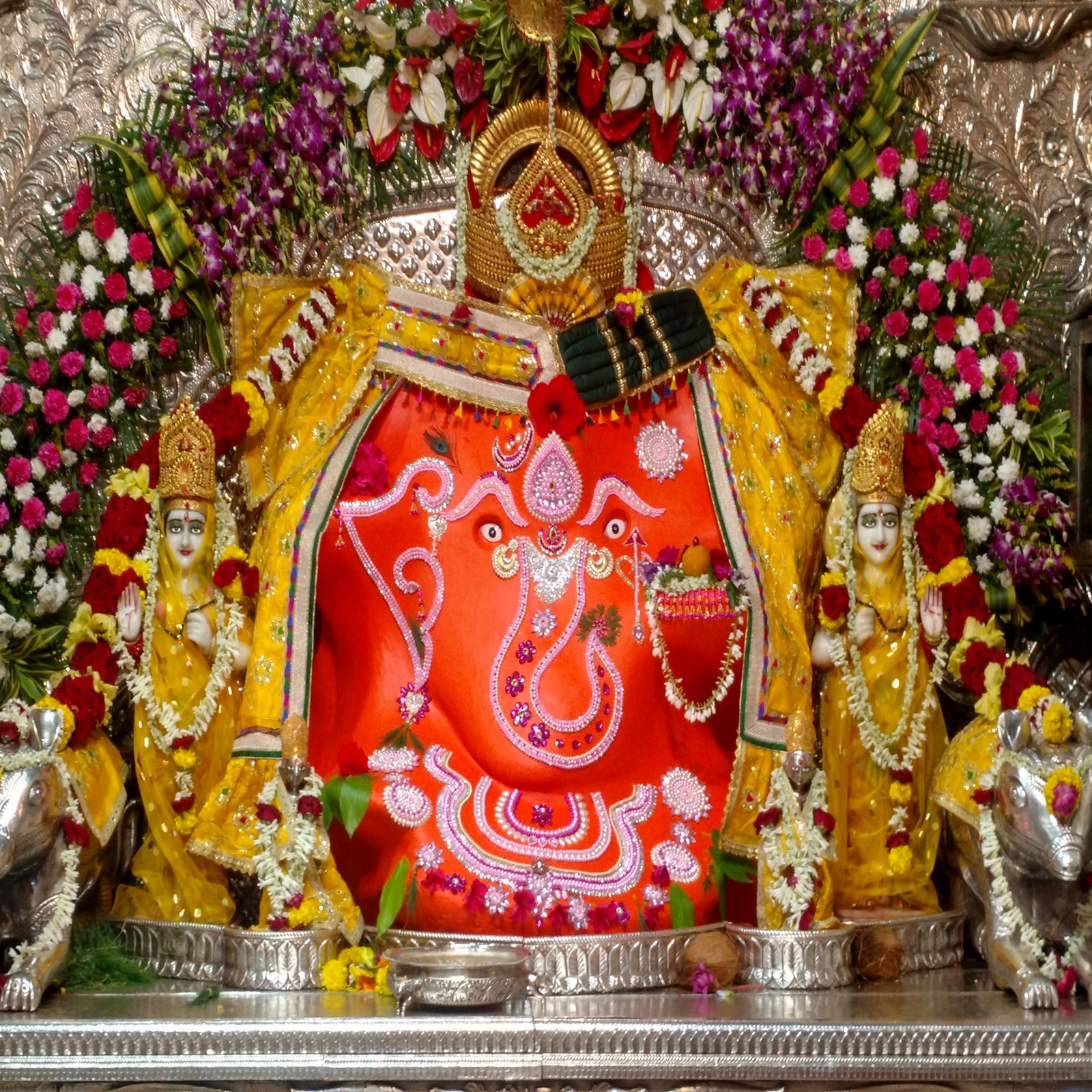 पुलिस ने बदमाशों को सिखाया सबक, गैंगवार के आरोप में सिर मुंडवा सड़क पर घुमाया