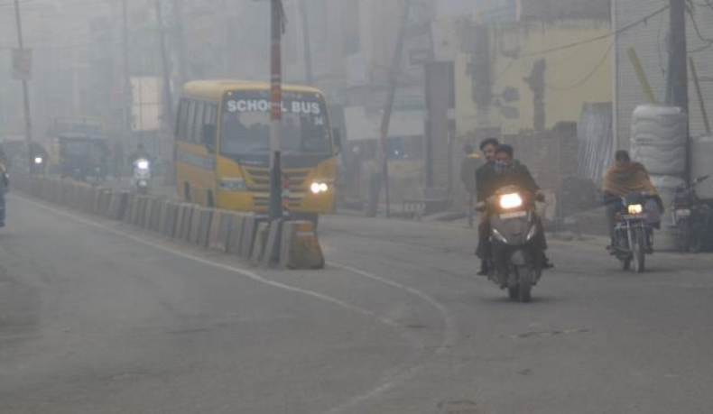 कोहरे का कहर: 12 गाड़ियां आपस में टकराईं, 10 लोग घायल