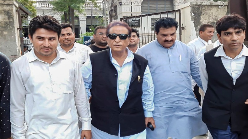 Azam Khan: जेल में बंद आजम के करीबियों पर IT का छापा, 50 गाड़ियों में सवार होकर रामपुर पहुंचे अधिकारी