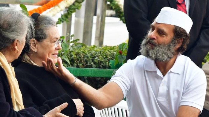राहुल बन गरबा पंडाल में आ घुसा फिरोज़, पकड़ा गया तो मिला कंडोम और…