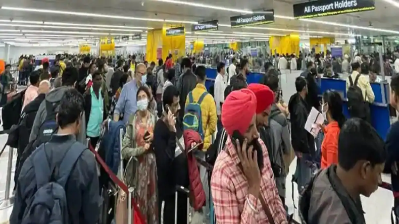 Delhi Airport News: घने कोहरे के कारण दिल्ली एयरपोर्ट की कई उड़ानें प्रभावित